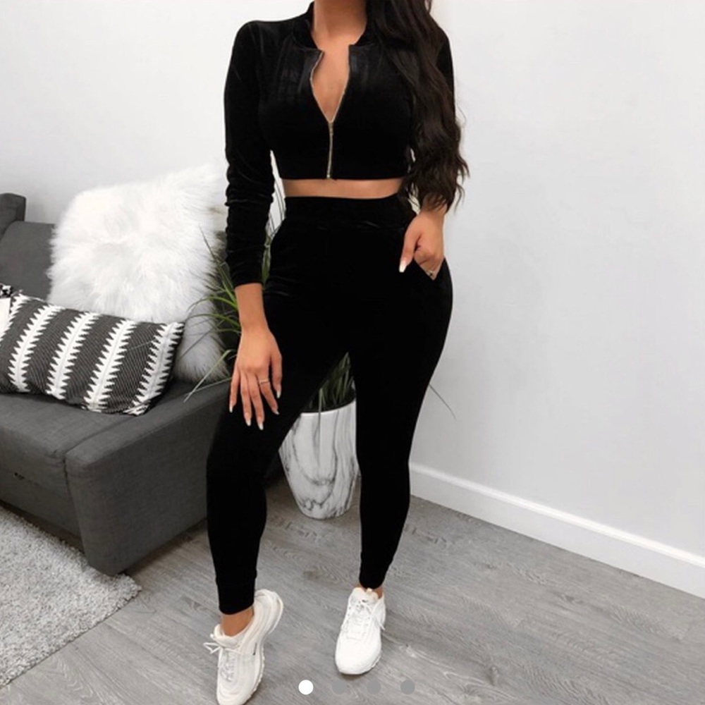 Laura’s Boutique Cropped velvet velour tracksuit